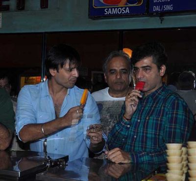 Vivek Oberoi & Aftab Shivdasani with film 'GRAND MASTI' team visits Gaeity Galaxy Cinema Halls