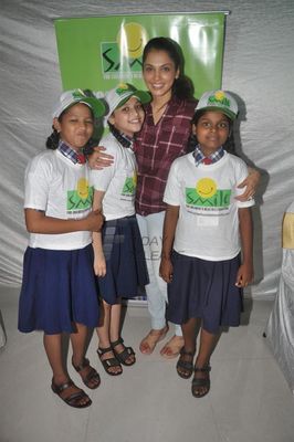 Eesha Koppikhar celebrates her birthday with children of SMILE FOUNDATION NGO