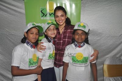 Eesha Koppikhar celebrates her birthday with children of SMILE FOUNDATION NGO