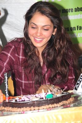 Eesha Koppikhar celebrates her birthday with children of SMILE FOUNDATION NGO