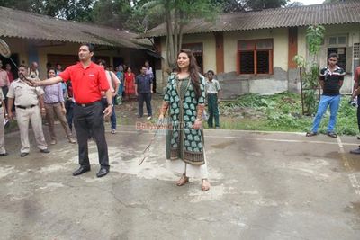 Rani Mukherjee presents girl students with 'Mardaani' "medal of bravery"