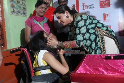 Rani Mukherjee presents girl students with 'Mardaani' "medal of bravery"
