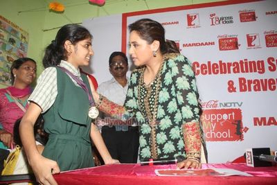 Rani Mukherjee presents girl students with 'Mardaani' "medal of bravery"