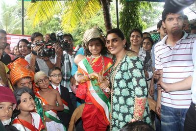 Rani Mukherjee presents girl students with 'Mardaani' "medal of bravery"