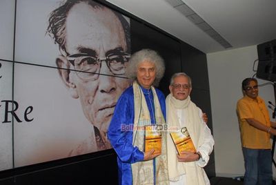Gulzar launches "Sun Mere Bandhu Re- The Musical word of S. D. Burman" book