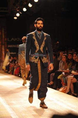 Jacqueline Fernandez walks the ramp for Reliance Jewel Show with Anuj Modi's Couture Collection at LFW Winter Festive 2014