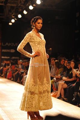 Jacqueline Fernandez walks the ramp for Reliance Jewel Show with Anuj Modi's Couture Collection at LFW Winter Festive 2014