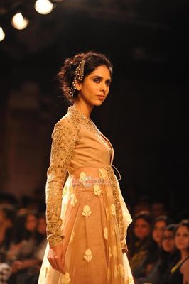 Jacqueline Fernandez walks the ramp for Reliance Jewel Show with Anuj Modi's Couture Collection at LFW Winter Festive 2014