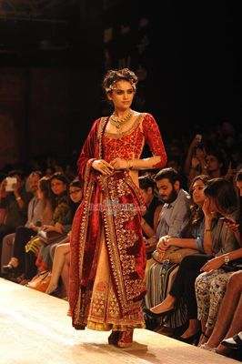 Jacqueline Fernandez walks the ramp for Reliance Jewel Show with Anuj Modi's Couture Collection at LFW Winter Festive 2014