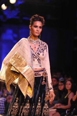 Jacqueline Fernandez walks the ramp for Reliance Jewel Show with Anuj Modi's Couture Collection at LFW Winter Festive 2014