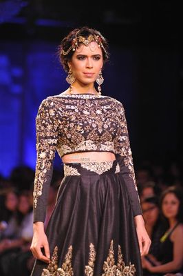 Jacqueline Fernandez walks the ramp for Reliance Jewel Show with Anuj Modi's Couture Collection at LFW Winter Festive 2014