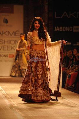 Jacqueline Fernandez walks the ramp for Reliance Jewel Show with Anuj Modi's Couture Collection at LFW Winter Festive 2014