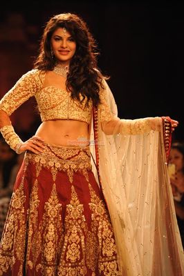 Jacqueline Fernandez walks the ramp for Reliance Jewel Show with Anuj Modi's Couture Collection at LFW Winter Festive 2014