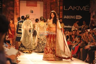 Jacqueline Fernandez walks the ramp for Reliance Jewel Show with Anuj Modi's Couture Collection at LFW Winter Festive 2014