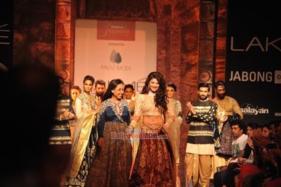 Jacqueline Fernandez walks the ramp for Reliance Jewel Show with Anuj Modi's Couture Collection at LFW Winter Festive 2014