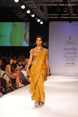 Konkona Sen Sharma and Sonal Chauhan showstopper for Anavila and Purvi Doshi show