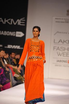 Konkona Sen Sharma and Sonal Chauhan showstopper for Anavila and Purvi Doshi show