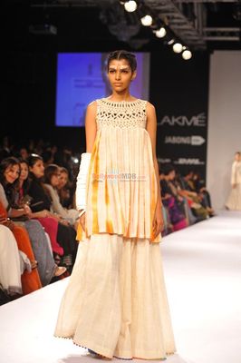Konkona Sen Sharma and Sonal Chauhan showstopper for Anavila and Purvi Doshi show