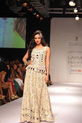 Konkona Sen Sharma and Sonal Chauhan showstopper for Anavila and Purvi Doshi show
