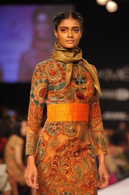 Konkona Sen Sharma and Sonal Chauhan showstopper for Anavila and Purvi Doshi show