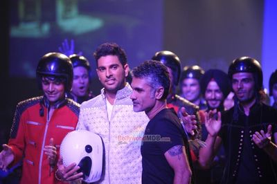 Cricketer Yuvraj SIngh and Freddy Daruwala walk the ramp for Arjun Khanna show at LFW Winter Festive