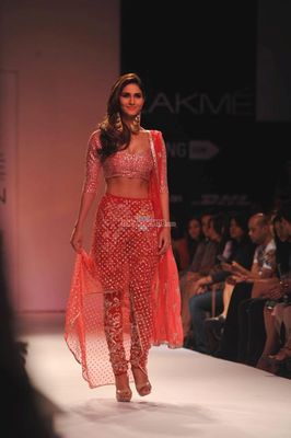 Vaani Kapoor walks the ramp for Payal Singhal show at LFW Winter Festive 2014
