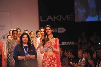 Vaani Kapoor walks the ramp for Payal Singhal show at LFW Winter Festive 2014