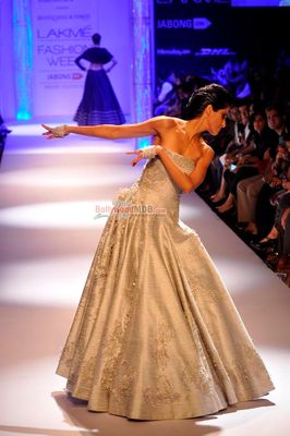 Jesse Randhawa showstopper for Shantanu & Nikhil show at LFW Winter Festive 2014