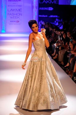 Jesse Randhawa showstopper for Shantanu & Nikhil show at LFW Winter Festive 2014