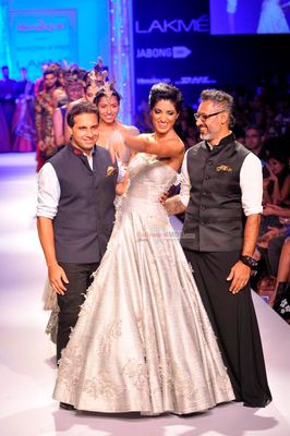 Jesse Randhawa showstopper for Shantanu & Nikhil show at LFW Winter Festive 2014