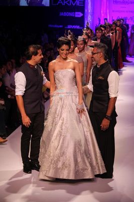 Jesse Randhawa showstopper for Shantanu & Nikhil show at LFW Winter Festive 2014