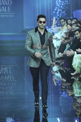 Varun Dhawan walks the ramp for Manish Malhotra at LFW Winter Festive 2014
