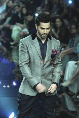 Varun Dhawan walks the ramp for Manish Malhotra at LFW Winter Festive 2014