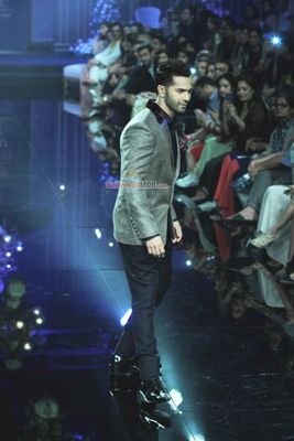 Varun Dhawan walks the ramp for Manish Malhotra at LFW Winter Festive 2014