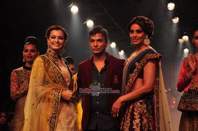 Bipasha Basu & Dia Mirza walk the ramp for Vikram Phadnis show at LFW Winter Festive 2014