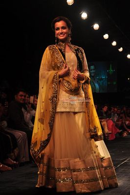 Bipasha Basu & Dia Mirza walk the ramp for Vikram Phadnis show at LFW Winter Festive 2014