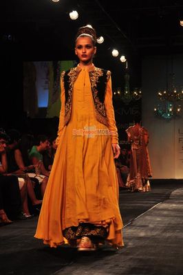 Bipasha Basu & Dia Mirza walk the ramp for Vikram Phadnis show at LFW Winter Festive 2014