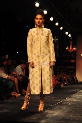 Bipasha Basu & Dia Mirza walk the ramp for Vikram Phadnis show at LFW Winter Festive 2014
