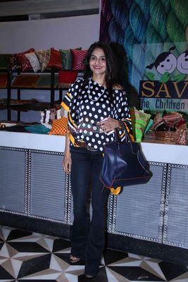 Bolly and Page 3 Celebs at Mana Shetty's Araaish Exhibition