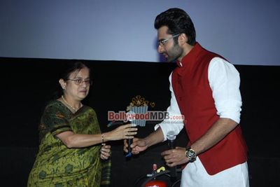 Jackky Bhagnani offers shraddhanjali to Farooq Sheikh followed by trailer launch of film 'YOUNGISTAN'