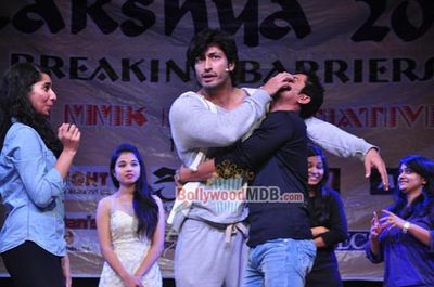 Vidyut Jamwal teaches self defence to young college girls