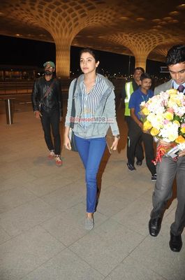 Anushka Sharma snapped at Mumbai International Airport leaving for Sri Lanka for film Bombay Velvet shoot