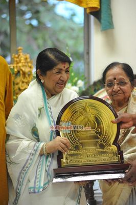 Bharat Ratna Lata Mangeshkar receives the first Sathkalaratna Puraskar by Swami Krishnananda Bharathy