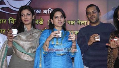 Raveena Tandon & Chetan Bhagat at Chai Pe Charcha organised by BJP leader Shaina NC