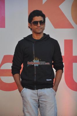 Vidya Balan and Farhan Akhtar promote 'Shaadi Ke Side Effects' with hot air balloon