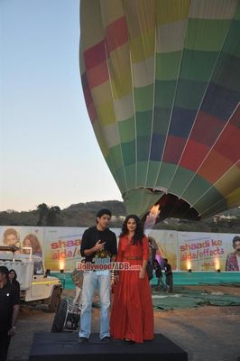 Vidya Balan and Farhan Akhtar promote 'Shaadi Ke Side Effects' with hot air balloon
