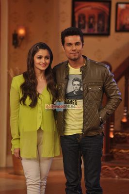Alia Bhatt & Randeep Hooda on 'Comedy Nights with Kapil' sets promoting 'HIGHWAY'