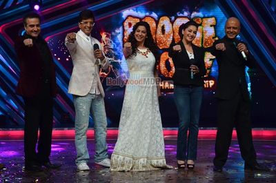 Madhuri Dixit & Juhi Chawla promote 'GULAAB GANG' on Boogie Woogie Kids Championship sets