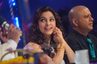 Madhuri Dixit & Juhi Chawla promote 'GULAAB GANG' on Boogie Woogie Kids Championship sets