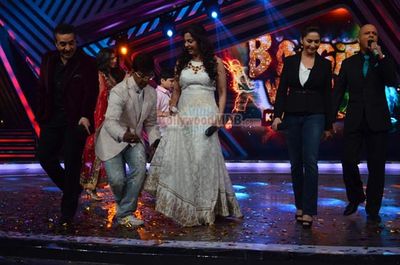 Madhuri Dixit & Juhi Chawla promote 'GULAAB GANG' on Boogie Woogie Kids Championship sets